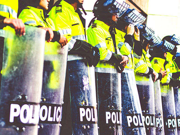El policarbonato es el plástico transparente más resistente a los impactos y es fácil de cortar a medida y fabricar con una forma determinada. Se utiliza ampliamente para escudos policiales, protectores de máquinas, tabiques, etc.